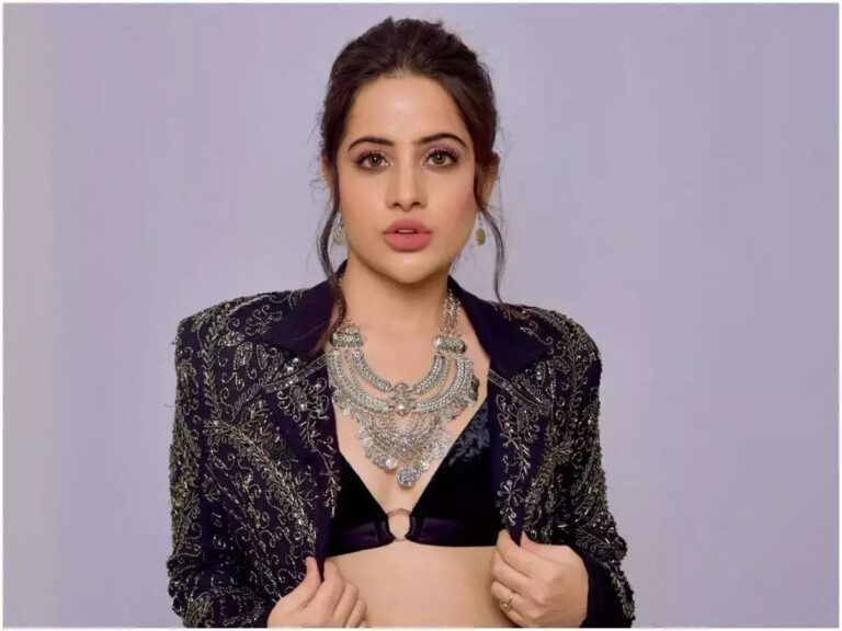 Uorfi Javed Affair Measurements Height Weight Bra Size Age